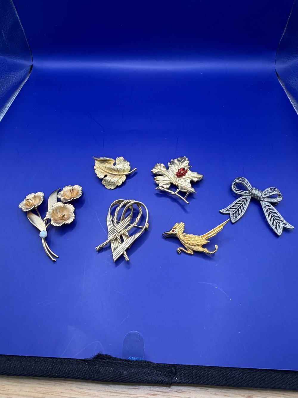 6 Vintage Brooches Set